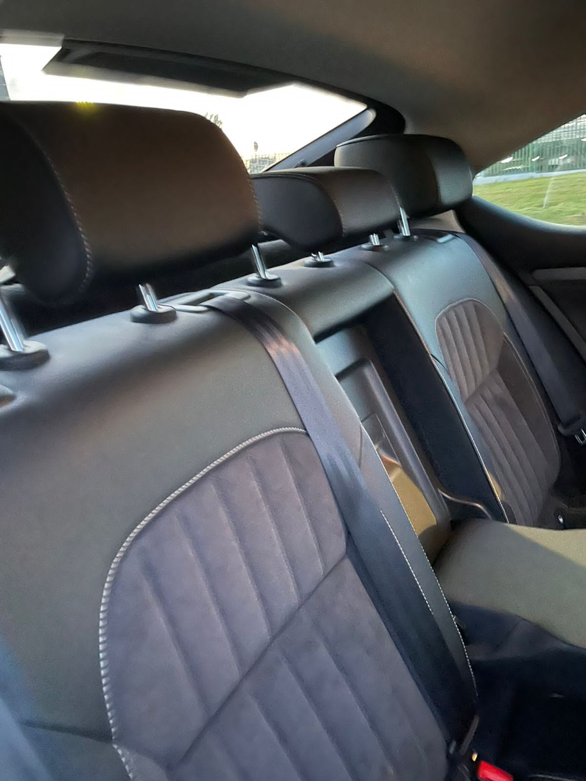 Intérieur cuir confortable d'un véhicule Omar's Shuttle Service